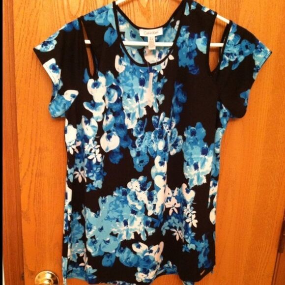 ✨ Calvin Klein
Floral Printed Cold-Shoulder Top✨ - Picture 2 of 4